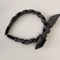 Detailed view of the vintage polka dot headband with non-slip teeth and fabric bow - Headband / Gray