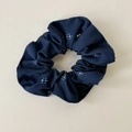 Dettaglio macro dell'elastico in tessuto blu scuro con stampa di stelle celesti - Elastico Piccolo