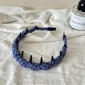 Dettaglio del cerchietto a scacchi bianchi e blu con denti neri interni antiscivolo - Stile Scozzese Blu Bianco con Denti Antiscivolo