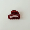 Dettaglio della clip per capelli rossa traslucida a forma di cuore con molla argento - Stile Cuore