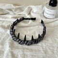 Dettaglio del cerchietto a scacchi con punte punk nere e rivestimento in tessuto - Stile Scozzese Vichy Nero Bianco con Rivetti a Punta