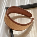 Detalle de textura trenzada de diadema retro con borde de cuero marrón de calidad - Caqui