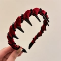 Dettaglio del cerchietto in velluto rosso con perline nere e pettine antiscivolo - Stile in Velluto con Punte / Rosso