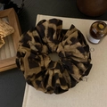 Elastico per capelli oversize con stampa leopardata retrò in un ambiente accogliente - Stampa leopardata