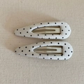 Schicke rote Polka-Dot-Haarspangen aus Stoff mit polierter silberner Metallbasis für Damen - Cremeweiß