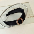 Detalle de la diadema ancha negra con anillo de resina ámbar y acabado en tela tejida - Negro