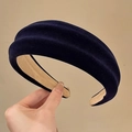 Detail eines dunkelblauen Samt-Haarreifens mit dicker Polsterung und Anti-Rutsch-Futter - Marineblau