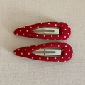 Detail von zwei roten Polka-Dot Stoff-Haarspangen auf beigem Canvas-Hintergrund - Rote Punkte