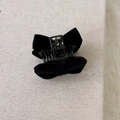 Dettaglio del fermaglio per capelli con fiocco in velluto nero e texture del tessuto - Nero