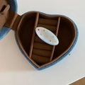 Dettaglio del fermaglio ovale in acetato con strass colorati in un cofanetto a cuore - Azzurro