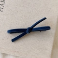 Detailansicht einer dunkelblauen Samtschleife-Haarspange mit metallischer Klemme - Blau