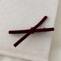 Detaillierte Nahaufnahme der dunkelroten Samt-Haarspange mit sicherem schwarzen Metallclip - Rot