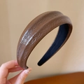 Cerchietto in ecopelle plissettata marrone per donna con design largo e finitura testurizzata - Marrone