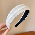 Dettaglio del cerchietto in ecopelle bianca a pieghe con rivestimento interno antiscivolo - Bianco