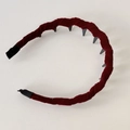 Dettaglio del cerchietto in velluto bordeaux che mostra i denti interni antiscivolo - Rosso
