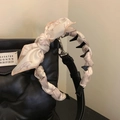 Dettaglio cerchietto beige texture seta con motivi floreali e denti interni antiscivolo neri - Stampa Rosa