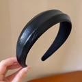 Dettaglio di un cerchietto largo in pelle PU nera con trama plissettata retrò - Nero