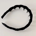 Dettaglio del cerchietto in velluto con denti antiscivolo e trama di tessuto plissettato - Nero