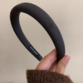 Serre-tête épais en éponge noire avec étiquette fait main et tissu à texture chic - gris foncé