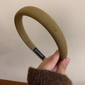 Détail du serre-tête rembourré kaki montrant l'étiquette fait main et la texture du tissu - Jaune