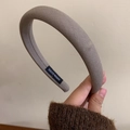 Détail de l'étiquette faite main sur un serre-tête éponge tricoté marron foncé - Gris-Beige