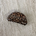 Dettaglio di una grande pinza per capelli leopardata in acetato con finitura lucida - Semicerchio Stile