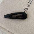 Vue détaillée de la barrette BB en similicuir noir texturé en forme de goutte sur tissu - Goutte d'eau Noir