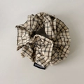 Klassieke beige geruite stoffen scrunchie met een zwart handgemaakt geweven label - Khaki Raster
