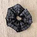 Dettaglio di elastico scozzese con perle e strass su sfondo di morbido peluche bianco crema - Scrunchie