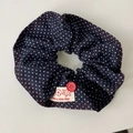 Scrunchie blu navy a pois con bottone rosso ed etichetta con testo Have a nice day - Elastico per Capelli a Pois