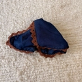 Fazzoletto a triangolo in denim blu con pizzo all'uncinetto marrone su fondo beige - Pinza per capelli