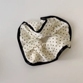 Gros plan détaillé d'un chouchou en satin à pois avec une bordure en dentelle noire - Chouchou Blanc Cassé
