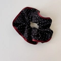 Chouchou élégant noir à pois avec bordure en satin bordeaux sur fond blanc - Chouchou Noir