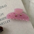 Detail der Kirschmotive aus roten Kristallen auf einer rosa Acetat-Haarklammer - Rosa Haarkralle