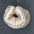 Lujoso coletero tipo almohada de satén oro champán con textura suave y etiqueta - Color Té con Leche