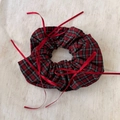 Detail eines rot-schwarz karierten Scrunchies mit feinen Schleifen und Baumwolltextur - Rot-Schwarz Karo Rotes Band Stil (Modell D)