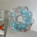 Organza Scrunchie im blauen Goldfisch-Design mit orangefarbenen Perlen auf weiß - Blau