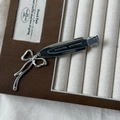 Pince à cheveux argentée avec pendentif cœur et nœud en métal au style minimaliste - Style Petit Noeud