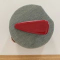 Pinza para el pelo de charol rojo brillante sobre una base de textura vaquera - Rojo
