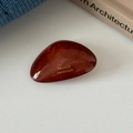 Dettaglio del fermaglio in acetato ambrato con incisione dorata fatta a mano - Rosso Mattone