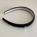 Serre-tête minimaliste noir et blanc avec petit badge en métal argenté rond sur blanc - Noir