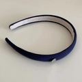 Détail d'un serre-tête en maille bleu marine avec breloque cœur et doublure - Bleu Marine