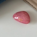 Dettaglio molletta rosa in resina traslucida con scritte dorate fatte a mano sul lato - Rosa