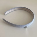 Dettaglio del cerchietto in maglia grigio chiaro con un piccolo ciondolo a cuore in argento - Blu Grigio