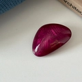 Dettaglio della clip in acetato magenta scuro con scritta dorata France Handmade - Rosso scuro