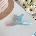 Detalle de pinza para el cabello de cola de pez con degradado azul-rosa perlado - Cola de Pez Cruzada