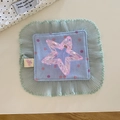 Detalle de pinza de pelo estrella rosa con tela de lunares azules y encaje - Rosa