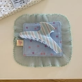 Vue détaillée d'une pince à cheveux à rayures bleues et blanches sur tissu à cerises - Style de Cintre à Rayures Bleues