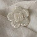 Chic acetate flower hair clip in white marble pattern with engraved square detail - Flower Style / Large / Off White