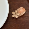Dettaglio molletta per capelli ambra marmorizzata con fiore champagne e strass - Fiore Caffè Base Rosa Arancio